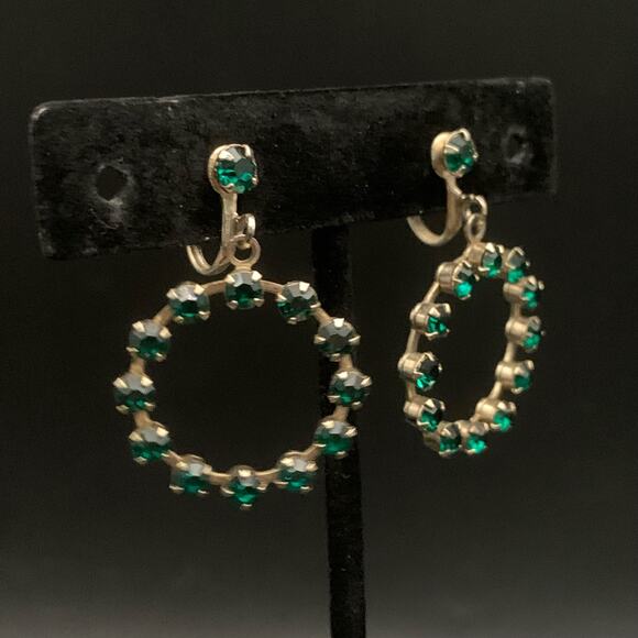 Vintage Emerald Green Rhinestone Gold Tone Circle Dangle Screwback Earrings - Picture 5 of 7